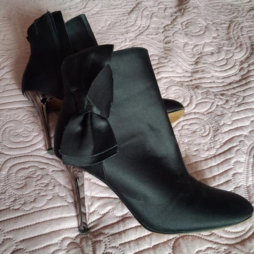 Elegant Black Satin Heeled Boots with Bow Accent